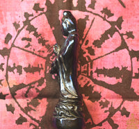 Statuette alchimique de Guan Yin protectrice – Alliage Mekkapat bleu sombre La Magie du Bouddha.