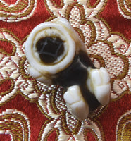 Pendentif de fortune chinois – Cochon en agate portant une pièce ancienne