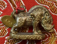 Amulette Phaya Moo Plik Phaen Din – Cochon Sacré Retournant la Terre – Luang Pu Bunyang Ajaro La Magie du Bouddha.