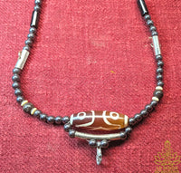 Collier thaï en hématite avec Dzi à trois yeux pour trois amulettes