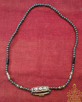 Collier porte-amulettes en hématite avec Dzi à cinq yeux – Pour trois amulettes