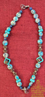 Collier rituel pour amulette en perles turquoise, lapis-lazuli, dorje et grelots – Pièce unique La Magie du Bouddha.