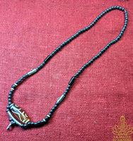 Collier thaï en hématite avec Dzi à trois yeux pour trois amulettes