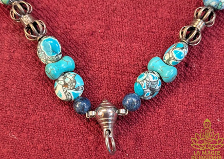 Collier rituel pour amulette en perles turquoise, lapis-lazuli, dorje et grelots – Pièce unique La Magie du Bouddha.