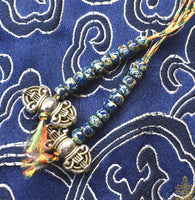 Chapelet Mala Tibétain en Cristal Gravé – Mantra de Chenrézi et Perles Fluorescentes Ye Ming Zhu. La Magie du Bouddha.