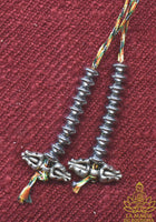 Chapelet tibétain mala en perles de verre jaune à mantra de Chenrezi et perle sacrée Ye Ming Zhu La Magie du Bouddha.
