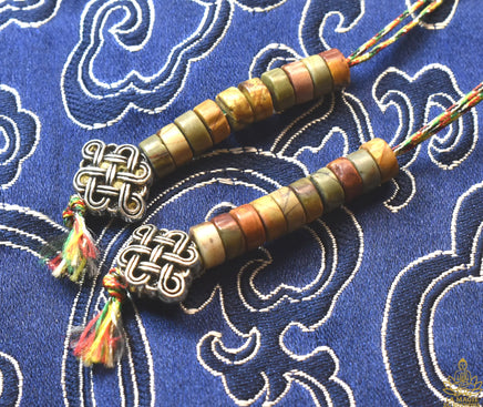 Chapelet tibétain mala noir avec Ye Ming Zhu et compteurs jaspe La Magie du Bouddha.