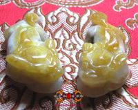 Paire d'amulettes Chinoises Pixiu en agate jaune.