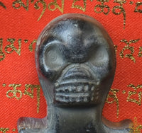 Talisman tibétain Bönpo en pierre magnétique noire – Croix avec crâne Citipati et svastika