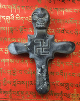 Talisman tibétain Bönpo en pierre magnétique noire – Croix avec crâne Citipati et svastika