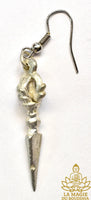 Boucle d’oreille tibétaine phurba en métal argenté La Magie du Bouddha.
