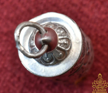 Pendentifs moulins à prières artisanaux en métal repoussé, disponibles en argent et or La Magie du Bouddha.