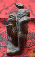 Statuette érotique ancienne de la déesse Mae Nang Pim – Sculpture tribale en bois brut La Magie du Bouddha.