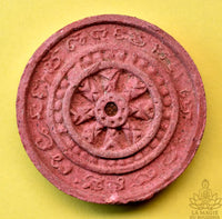 Grosse amulette rouge Phra Buddha Chinnarat et Dharmachakra - Wat Phra Si Rattana Mahathat