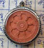Grande amulette rouge du Bouddha Phra Buddhajao – Dos roue du Dharma – Luang Phor Tim (2008) La Magie du Bouddha.