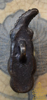 Amulette Phra Ngang assis sur un crâne en alliage alchimique mekkapat