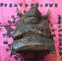 Statuette ancienne de Phaya Khaokham et ses deux femmes – Bois sacré gravé – Thaïlande La Magie du Bouddha.