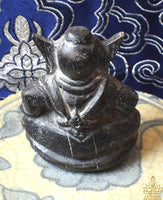 Statuette ancienne en bois noir de Phra Pirab – Premiers temps du XXe siècle La Magie du Bouddha.
