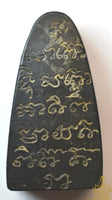 Tablette votive Luang Phor Thuat en résine noire et dorée – Inscriptions Khom La Magie du Bouddha.