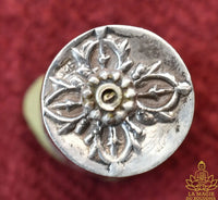 Pendentifs moulins à prières artisanaux en métal repoussé, disponibles en argent et or La Magie du Bouddha.