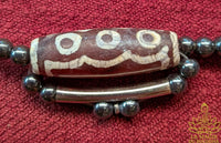 Collier porte-amulettes en hématite avec Dzi à cinq yeux – Pour trois amulettes