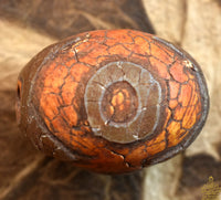 Perle sacrée tibétaine Dzi ancienne à trois yeux – Modèle orange craquelé La Magie du Bouddha.