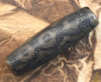 Perle sacrée tibétaine Dzi noire à trois yeux – Patine ancienne La Magie du Bouddha.
