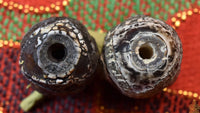 Paire de petits dzi anciens à trois yeux – style Gourou Rinpoché La Magie du Bouddha.