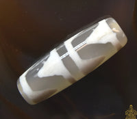 Perle sacrée tibétaine Dzi zébrée en agate claire