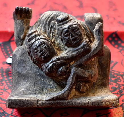 Statuette érotique ancienne de la déesse Mae Nang Pim – Sculpture tribale en bois brut La Magie du Bouddha.