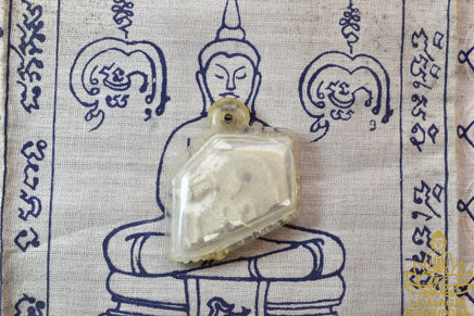 Fragment d’amulette Phra Somdej – Wat Rakhang Kositharam La Magie du Bouddha.