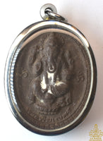 Amulette double Phra Pikanet et Phra Siwali – pâte de plantes médicinales anciennes La Magie du Bouddha.