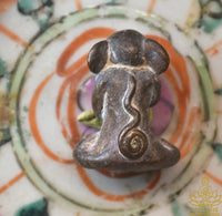 Amulette thaï ancienne Phra Pidta Phra Pikanet en bronze patiné La Magie du Bouddha.
