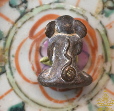 Amulette thaï ancienne Phra Pidta Phra Pikanet en bronze patiné La Magie du Bouddha.