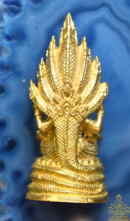 Amulette dorée de Phra Pikanet sous le roi des Nâgas – Vénérable Lersi Po Kassem La Magie du Bouddha.