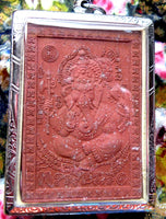 Grande amulette rouge de Ganesh (Phra Pikanet), Wat Rat Charoen Tham, avec phratat visibles et sceau du temple