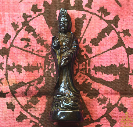 Statuette alchimique de Guan Yin protectrice – Alliage Mekkapat bleu sombre La Magie du Bouddha.