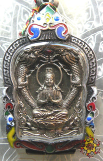 Médaille miroir de Guan Yin aux dragons - Wat Bawon Niwet. La Magie du Bouddha.