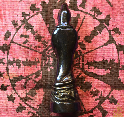 Statuette alchimique de Guan Yin protectrice – Alliage Mekkapat bleu sombre La Magie du Bouddha.
