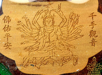 Amulette chinoise ancienne de Guan Yin aux mille bras en bois avec perle relique La Magie du Bouddha.