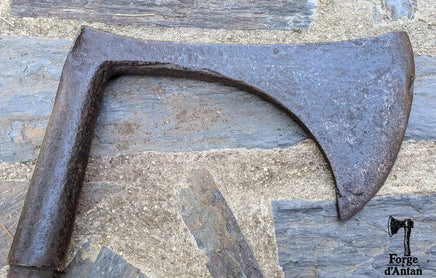 Grande hache à équarrir ancienne forgée de Bretagne – Milieu du XIXᵉ siècle La Magie du Bouddha.