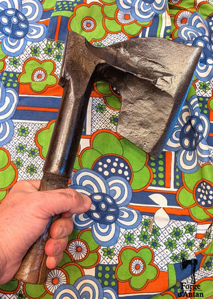 Doloire de charpentier ancienne forgée – Première moitié du XIXe siècle La Magie du Bouddha.