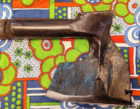 Doloire de charpentier ancienne forgée – Première moitié du XIXe siècle La Magie du Bouddha.