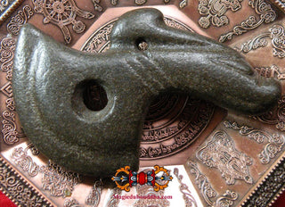 Talisman hachette votive Tibétaine en pierre noire magnétique. La Magie du Bouddha.
