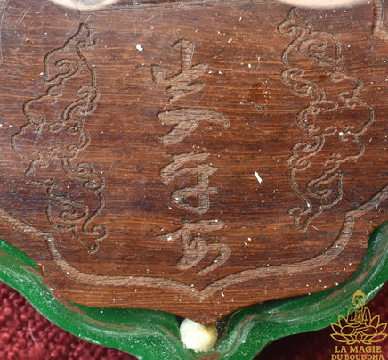 Amulette chinoise ancienne de Guan Yin aux mille bras en bois avec perle relique La Magie du Bouddha.