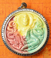 🔱 Grande amulette Jatukham Rammathep et Bouddha protecteur Phra Pidta en céramique multicolore La Magie du Bouddha.