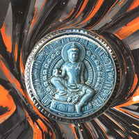 Amulette Jatukham Rammathep Yuth Paet – Céramique Bleue (2550 BE) La Magie du Bouddha.