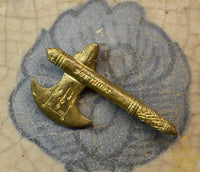 Amulette hache sacrée de puissance – Vénérable Por Than Jaeng du Wat Bala