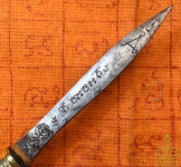 Stylo dague rituelle Meedh Moh – Fabrication artisanale par Ajarn Kitipan (lignée de Luang Phor Doem) La Magie du Bouddha.