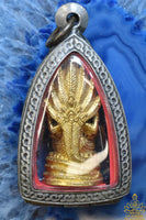 Amulette dorée de Phra Pikanet sous le roi des Nâgas – Vénérable Lersi Po Kassem La Magie du Bouddha.